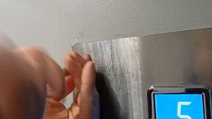 Ремонтируем сами КМЗ лифт, исправляем выпавшее табло в кабине