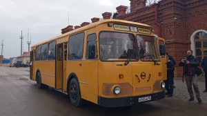 Ретро-бас ЛиАЗ-677 возле жд-вокзала Арзамас-1