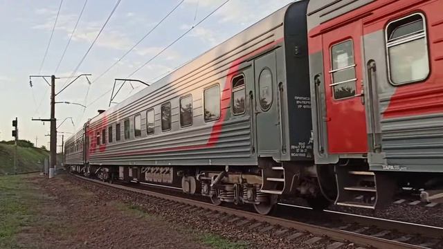 "Супер приветливая бригада!" Электровоз ЭП1М-698 с поездом №326 Пермь-Новороссийск | Миллерово смотреть онлайн