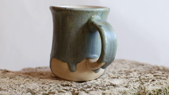 Уютная кружка серых скал.