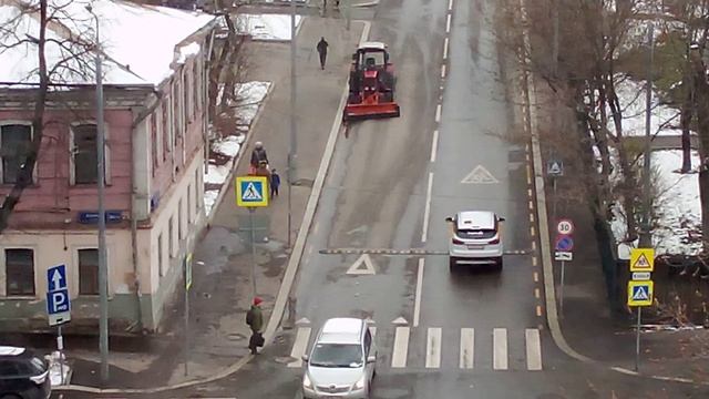 Красный трактор беларус. Очень интересная дорожная техника.