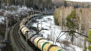 Грузовой поезд с трехсекционным электровозом ВЛ11.8-686/673Б