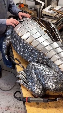 Крокадил из металла