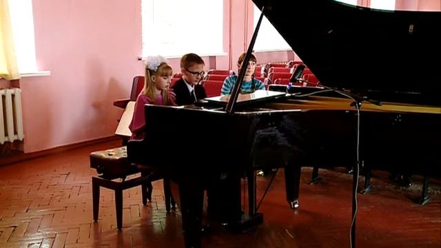 Копия видео "В. Сапаров Прелюд, Д. Уотт "Песенка поросят"(обработка О.Алексеевой) в 8 рук"