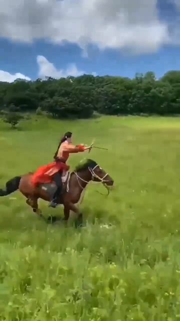 Девушка стреляет из лука реально на полном скаку