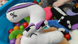 играем в мягкую игрушку цифру 2 алфавит лор, alphabet lore, детские игры