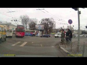 Пешеходы - будьте внимательны на светофорах.