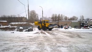 Кировец К -702 на уборке снега