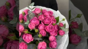 Букет с кустовой розой и эвкалиптом