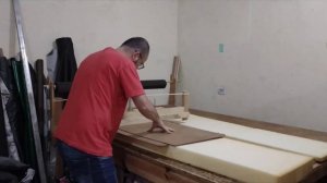 Как разрезать поролон на пластины самодельной лучковой пилой