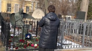 УБИТАЯ ГОРЕМ ЖЕНА ВЛАДА ЛИСТЬЕВА И ДРУЗЬЯ ПРИШЛИ НА МОГИЛУ ЖУРНАЛИСТА | ВАГАНЬКОВСКОЕ 1 марта 2025