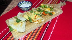 Лепешка с Курицей и Овощами по-мексикански.