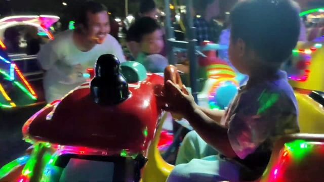 Si Kembar Alvan Alvin asik bermain di taman BKB Ampera смотреть онлайн