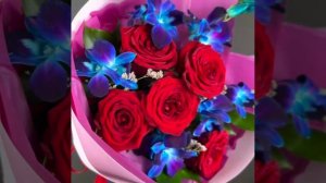 Букет с розами и синей орхидеей