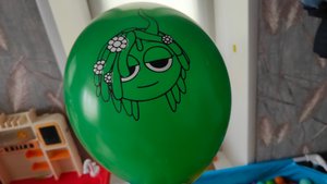 играем в детские воздушные шарики со спрунки