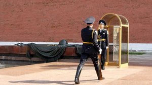 Почетный караул у могилы Неизвестному Солдату.