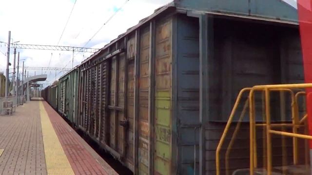 Тепловоз ЧМЭ3-2568 с грузовым поездом, платформа 33 километр