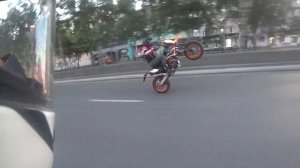 KTM 690 smcr дубасит по городу / street kill