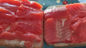 бутерброды с маслом и красной рыбой на завтрак, жизнь в деревне