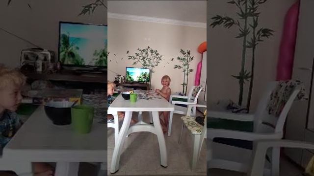 ПРЯЧЕМСЯ ДОМА ОТ ЖАРЫ..