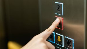 Шрифт Брайля, электроника и видеонаблюдение. Старые лифты начали менять на новые в Минске