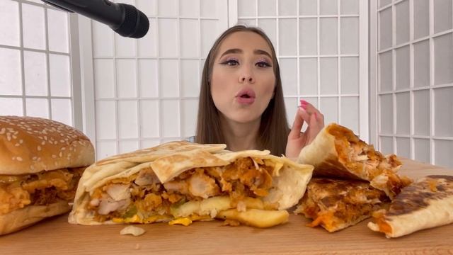MUKBANG| ОХ&#%ШАЯ маникюрщица|| Почему не женится?!🧐😒 Сравниваем бургер буррито и врап💕 смотреть онлайн