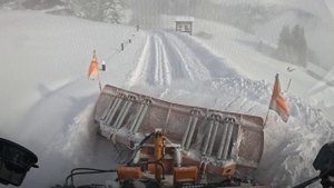 МЕТРОВЫЙ СНЕГ! Чистит ДОРОГУ!