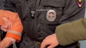 В Москве полицейские задержали бабушку торговавшую цветами