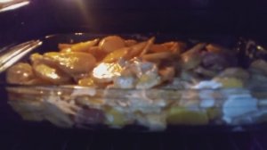 приготовил в духовке куриные крылышки с картошкой
