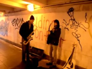 "Гуд-бай Америка" (уличные музыканты Денис и Женек) Песня под гитару