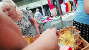 Краснодар, барахолка, ажиотаж за просрочкой из мусорки.