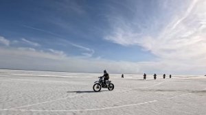 открыт мотосезон прохват по льду по морю на 10 эндуриках без шипов СУМАСШЕДШАЯ ГОНКА Залетел на лёд