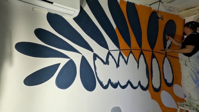 Процесс росписи акцентной стены