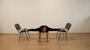 Поперечный шпагат с двух стульев