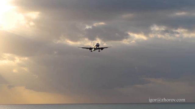Эйрбас А321 китайской авиакомпании Sichuan Airlines над пляжем Май Као, аэропорт Пхукет. смотреть онлайн