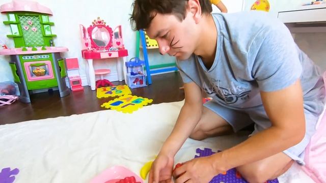 Радена и ее новая няня папа играет