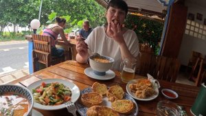 Том Ям в ресторане на пляже Найтон. Таиланд. Пхукет январь 2023 год