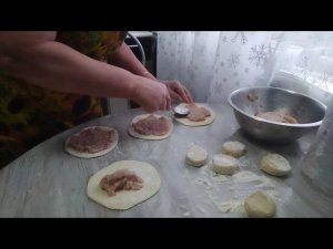 Покупки в светофоре, чебуреки с мясом.