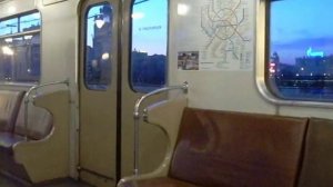 Старые советские поезда на Филёвской линии Московского метро, 2009 год.