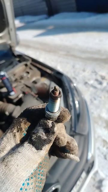 Лада Гранта 90сил. Замена свечей на 76000тысяч смотреть онлайн