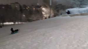Детки катаются с горки у дворца Пионеров.  Выходные в Саратове. 9. 01. 2021 года.