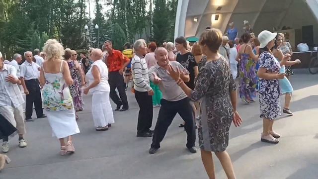 Так устроены мужчины!!!💃🌹Танцы в парке Горького!!!💃🌹Харьков 2021 смотреть онлайн