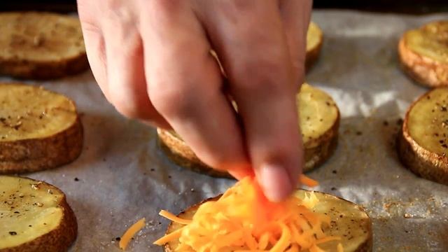 Oven Roasted Sliced Potatoes with Cheese and Bacon смотреть онлайн