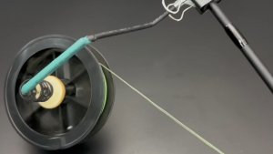 Приспособление для намотки лески на рыболовную катушку.