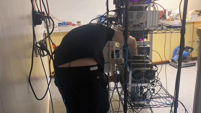 Installing 240v and moving the mining farm into their new home. смотреть онлайн