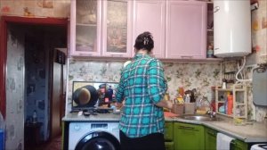 А КОСТИ КАК ХРУСТЯТ, НА ЗАРЯДКУ СТАНОВИСЬ, И В ПЕРЁД