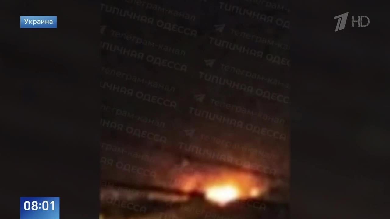 В порту Одессы начался сильный пожар после удара ВС РФ: видео