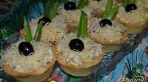 Тарталетки с рыбным салатом