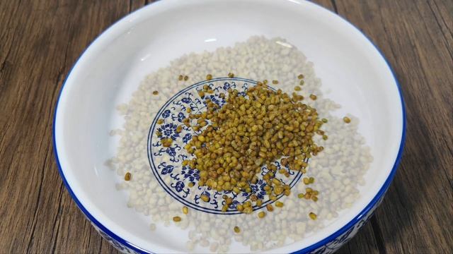 把绿豆放进锅里蒸一蒸，出锅瞬间变美食，软糯好吃香甜可口真过瘾。绿豆糯米糕的做法，特别的清凉解暑又美味。吃进嘴里，软糯香甜，多吃一点也不会觉得腻。绿豆糯米糍粑的详细做法。