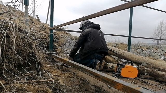 сварка каркаса под забор #welder #сварка #сантимшва #сварщикивыезд #сварщик #сваркаэлектродом